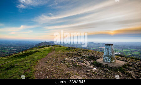 L'Traingulation point phare dans le Worcestershire Malvern hills au coucher du soleil, en Angleterre Banque D'Images