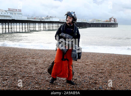 Richard Browning tente de briser son propre record mondial Guinness pour la plus grande vitesse dans un corps-commandé moteur jet powered suit près de la jetée de Brighton. PA Photo. Photo date : Jeudi 14 novembre 2019. Voir l'activité de l'AVENTURE histoire Browning. Crédit photo doit se lire : Gareth Fuller/PA Wire Banque D'Images