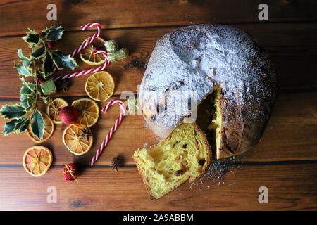 Cupcake de Noël italien avec du sucre en poudre sur un fond de bois. Vue d'en haut. Banque D'Images