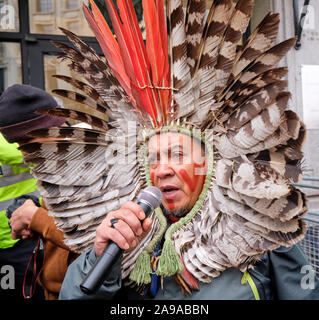 Londres, Royaume-Uni. 14 novembre 2019. Dix dirigeants autochtones de tout le Brésil protestent devant l'ambassade du Brésil à Londres pour exiger la fin de la destruction de leurs terres et de leurs populations. Les dirigeants vont remettre à l'ambassade le prix raciste de l'année, cette année a été remporté par le Président Bolsonaro. Les dirigeants autochtones sont à Londres dans le cadre de la tournée de plaidoyer « Indigenous Blood: Not a Single Drop More ». Ils appellent les Européens à boycotter l'agro-industrie brésilienne jusqu'à ce que leurs droits soient respectés. Credit: Alamy Live News Banque D'Images