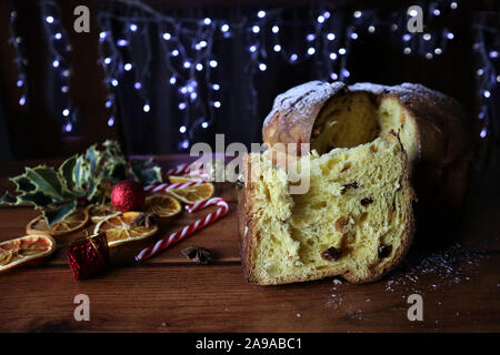 Noël italien traditionnel de Noël Panettone panettone cupcake sucré. Cupcake de Noël italien avec du sucre en poudre sur un fond de bois. Banque D'Images