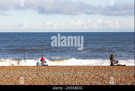 Deux pêcheurs à la mer la pêche à pied dans la région de North Norfolk à Claj-next-the-Sea, Norfolk, Angleterre, Royaume-Uni, Europe. Banque D'Images