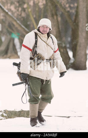 Saint Pétersbourg (Russie) - 23 Février 2017 : reconstitution des événements de la Seconde Guerre mondiale. Soldat de la Wehrmacht en hiver camouflage avec mitraillette Banque D'Images
