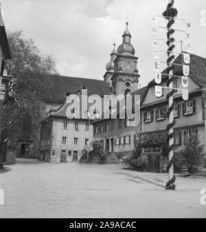 L'église paroissiale catholique Saint Gangolf avec mât à Amorbach, Empire allemand des années 1930. Banque D'Images