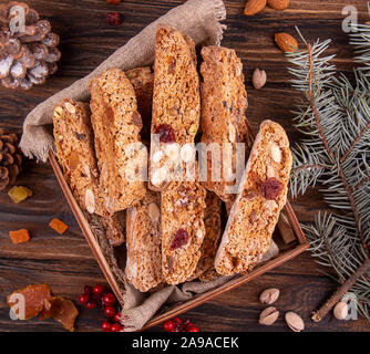 Nouvel An Noël traditionnel italien biscuits secs biscuits biscuits cantuccini plus sur fond de bois. Vue d'en haut. Biscotti di Prato. Banque D'Images