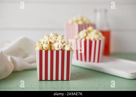 Soufflé au caramel savoureux plein de rayures classique en boîte. Banque D'Images