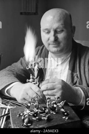 Un maître verrier produisant des petits pingouins en verre, Allemagne 1930. Banque D'Images