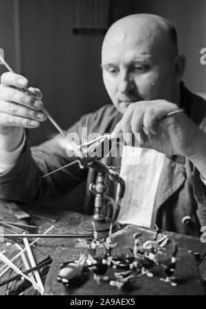 Un maître verrier produisant des petits pingouins en verre, Allemagne 1930. Banque D'Images