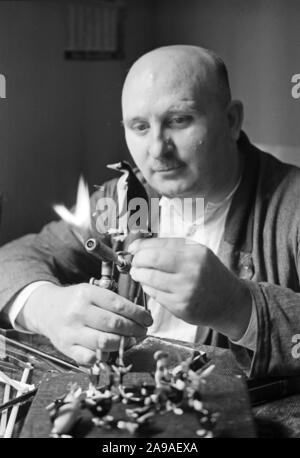 Un maître verrier produisant des petits pingouins en verre, Allemagne 1930. Banque D'Images