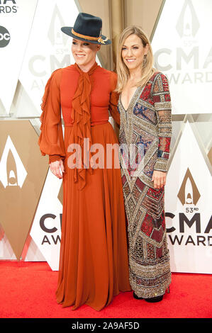 Nov.13, 2019 - Nashville, Tennessee, USA - Sheryl Crow et Rose arrive à la 53e édition de CMA Awards qui a eu lieu à l'Arène Bridgestone situé au centre-ville de Nashville. Copyright 2019 Jason Moore. (Crédit Image : © Jason Moore/Zuma sur le fil) Banque D'Images