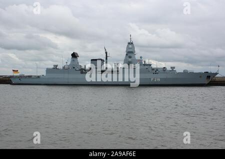 Frégate allemande F 219 SACHSEN amarré à la base navale de Wilhelmshaven, Allemagne Banque D'Images