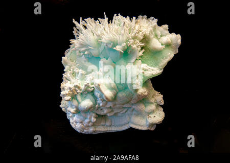 L'aragonite est un minéral carbonaté, parmi les trois formes de cristal naturel de carbonate de calcium, CaCO3 photographié à la natur Banque D'Images