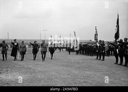Légende originale : Prague, 20. Avril : la marche avant par Hans Frank (2e de gauche), 1930 Banque D'Images