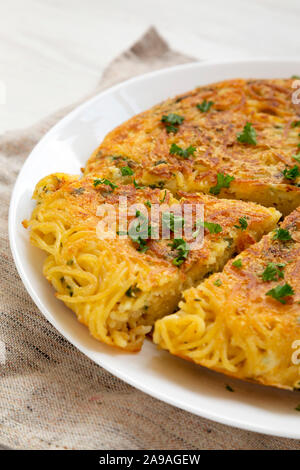 Spaghetti maison omelette sur une assiette blanche, low angle view. Close-up. Banque D'Images