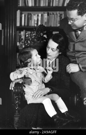 L'auteur autrichien Josef Friedrich Perkonig avec sa femme et son enfant, de l'Allemagne des années 1930. Banque D'Images