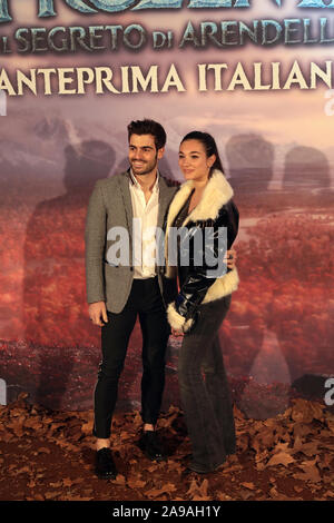 Rome, Italie - 12 novembre 2019 : Les clients dans le tapis rouge à l'aperçu du film "gelé 2 - Le secret d'Arendelle', à l'espace Cinema Moderno. Banque D'Images