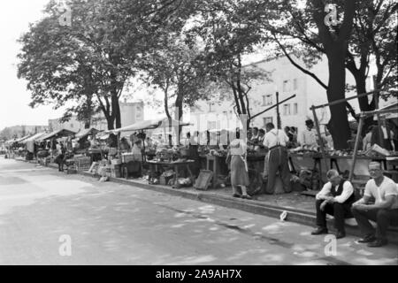 Visite d'un marché en plein air près de la "Hufeisensiedlung' à Berlin Britz, Allemagne 1930. Banque D'Images