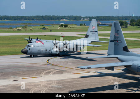 Un WC-130J Super Hercules de la 53e Escadron de reconnaissance Météo, alias l'ouragan des chasseurs, des taxis pour atteindre sa place de stationnement après avoir achevé sa mission dans l'Ouragan Dorian, Septembre 5, 2019 à la base aérienne de Keesler, Mississippi. De concert avec la National Oceanic and Atmospheric Administration's Hurricane Hunters, ont effectué 51 missions et environ 500 heures de vol à l'appui de Dorian. (U.S. Air Force photo de Tech. Le Sgt. Christopher Carranza) Banque D'Images