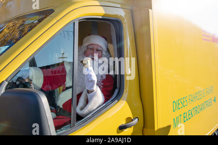 Flensburg, Allemagne. 14Th Nov, 2019. À son arrivée au bureau de poste de Noël, le Père Noël est assis dans un véhicule électrique DHL Streetscooter XG, tenant une cloche dans sa main. Le Père Noël veut répondre à lettres d'enfants de partout dans le monde d'ici jusqu'à la veille de Noël. Jusqu'à présent environ 6000 lettres sont arrivés au bureau de poste. Credit : Soeren Stache/dpa-Zentralbild/dpa/Alamy Live News Banque D'Images