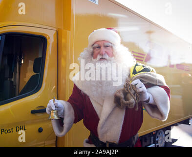 Flensburg, Allemagne. 14Th Nov, 2019. Le Père Noël se distingue avec une petite cloche et un sac à l'avant d'un véhicule électrique Streetscooter DHL XL à son arrivée au bureau de poste de Noël. Le Père Noël veut répondre à lettres d'enfants de partout dans le monde d'ici jusqu'à la veille de Noël. Jusqu'à présent environ 6000 lettres sont arrivés au bureau de poste. Credit : Soeren Stache/dpa-Zentralbild/dpa/Alamy Live News Banque D'Images