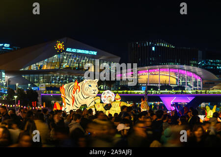 Adelaide, Australie - 19 octobre 2019 : White Tiger lantern mené à foule de gens pendant la célébration du Festival d'Asie OZ dans Elder Park at nigh Banque D'Images