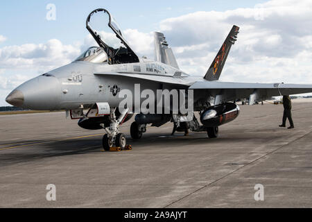 Les Marines américains avec des marines américains avec Marine attaque de chasseurs tout temps (Escadron VMFA (AW)) 224 commencer les inspections pré-vol sur F/A-18D Hornet pour les vols d'entraînement avec l'auto-défense de l'air japonaise (JASDF) lors d'une réinstallation de formation aéronautique sur Misawa Air Base, Japon, le 15 octobre 2019. Les ATR sont conçus pour augmenter l'état de préparation opérationnelle bilatérale entre les États-Unis et les forces japonaises. (U.S. Marine Corps Photo par le Cpl. Jaxson Fryar) Banque D'Images