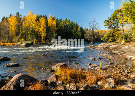 Beau paysage d'automne sur la rivière Kymijoki près de l'empereur Alexandre III fishing lodge Langinkoski. Kotka, Finlande Banque D'Images