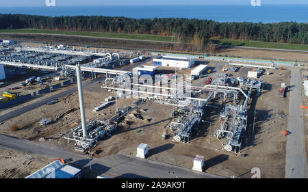 Lubmin, Allemagne. 14Th Nov, 2019. Vue sur le site de construction de la gare de raclage du pipeline de la mer Baltique Nord Stream 2 (photo aérienne avec un bourdon). A l'origine, le pipeline de gaz naturel en provenance de Russie a été prévue pour entrer en service à la fin de cette année. La construction a été retardée parce qu'un itinéraire autour de l'île danoise de Bornholm n'avait pas été approuvé par la fin d'octobre. Credit : Stefan Sauer/dpa-Zentralbild/dpa/Alamy Live News Banque D'Images