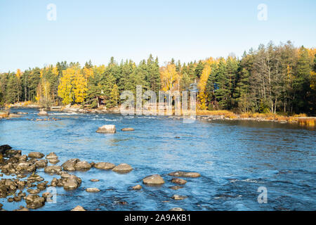 Beau paysage d'automne sur la rivière Kymijoki près de l'empereur Alexandre III fishing lodge Langinkoski. Kotka, Finlande Banque D'Images