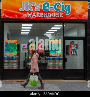 Les gens qui passent de l'JK e-cig Vape Shop dans Chapel Street, Central Business District de Southport, Merseyside, Royaume-Uni Banque D'Images