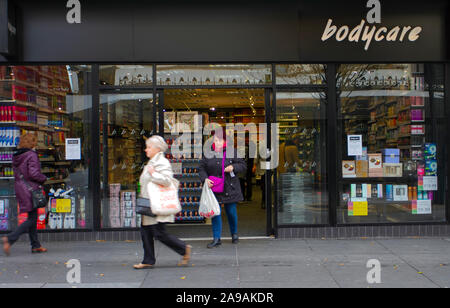 Les gens qui passent dans la Rue Chapel Boutique BODYCARE, quartier central des affaires de Southport, Merseyside, Royaume-Uni Banque D'Images