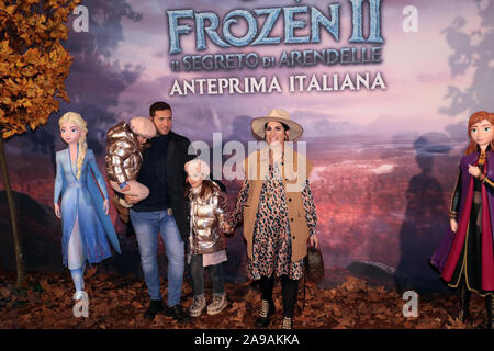 Rome, Italie - 12 novembre 2019 : Les clients dans le tapis rouge à l'aperçu du film "gelé 2 - Le secret d'Arendelle', à l'espace Cinema Moderno. Banque D'Images