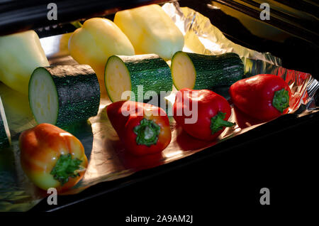 Alimentation saine. Le poivre et les courgettes avec une croûte ruddy sont préparés dans le four. Légumes grillés Banque D'Images