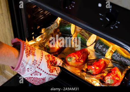 Alimentation saine. Le poivre et les courgettes avec une croûte ruddy sont préparés dans le four. Légumes grillés Banque D'Images