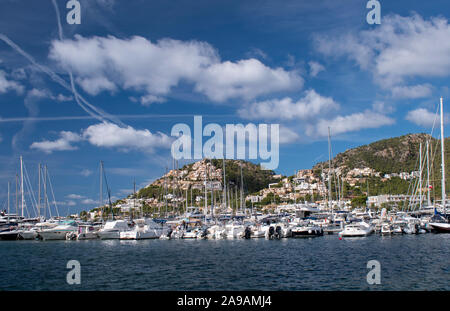 Port Andratx, Majorque, Espagne, 17 octobre 2019, vue sur la baie de la marina principale avec catamarans, yachts et bateaux à voile. Banque D'Images