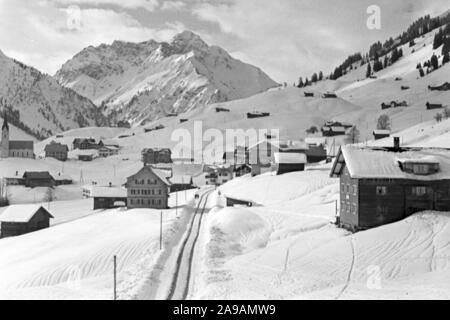 Un paysage d'hiver enneigé, Allemagne 1930. Banque D'Images