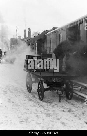 Le trafic ferroviaire dans un paysage d'hiver enneigé, Allemagne 1930. Banque D'Images