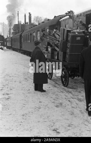 Le trafic ferroviaire dans un paysage d'hiver enneigé, Allemagne 1930. Banque D'Images