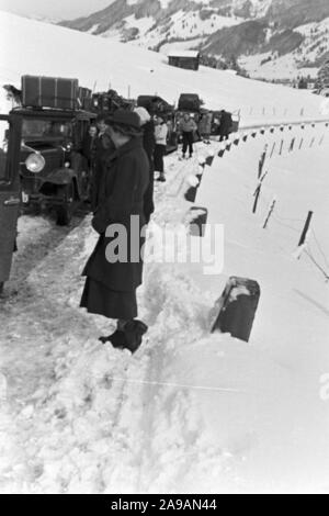 La circulation automobile dans un paysage d'hiver enneigé, Allemagne 1930. Banque D'Images