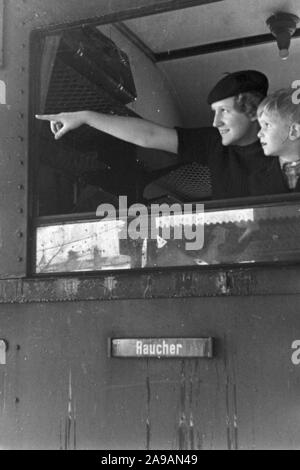 Le trafic ferroviaire dans un paysage d'hiver enneigé, Allemagne 1930. Banque D'Images