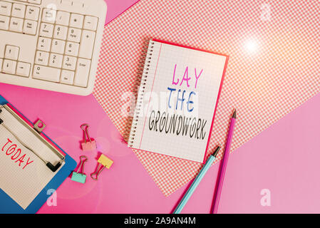 La main conceptuel montrant jeter les bases. Préparer les bases du concept signifiant ou Fondation pour quelque chose d'écrit et d'équipements s'ordinateur Banque D'Images