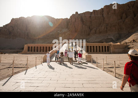 Vallée des Rois, Louxor, Egypte, le 28 avril 2008 : les touristes à la Temple funéraire d'Hatshepsout près de la Vallée des Rois, en Egypte. Banque D'Images