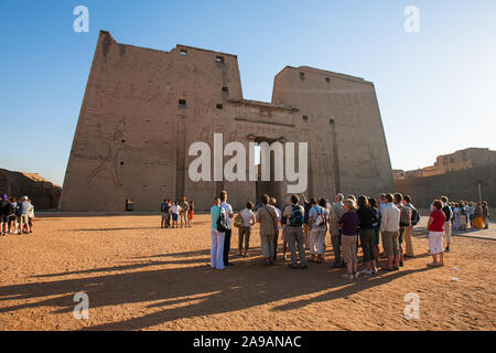 Edfou, Egypte, le 30 avril 2008 : Des groupes d'toruists se tenir en face de Temple d'Edfou en Egypte. Banque D'Images