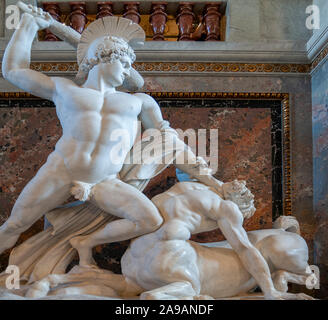 Intérieur du Kunsthistorisches Museum (Musée des beaux-arts) à Vienne, Autriche. Sculpture en marbre, Thésée bat le Centaure, 1875 par Antonio Cano Banque D'Images