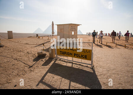 Le Caire, Égypte - 2 mai 2008 : un guide de contrôle de la police près de la plateau de Gizeh avec les pyramides en arrière-plan. Banque D'Images