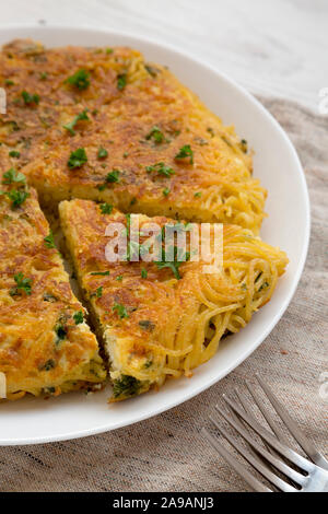 Spaghetti maison omelette sur une assiette blanche, low angle view. Close-up. Banque D'Images