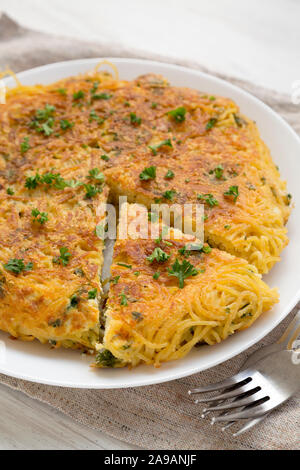 Spaghetti maison omelette sur une assiette blanche, low angle view. Libre. Banque D'Images