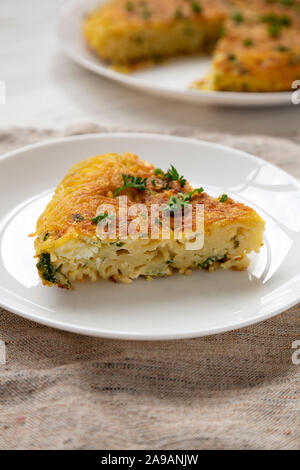 Spaghetti maison omelette sur une assiette blanche, vue de côté. Close-up. Banque D'Images