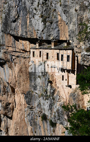 Historique Le Monastère de Kipina (12ème siècle), construit sur une falaise de la montagnes Tzoumerka en Épire, Grèce Banque D'Images