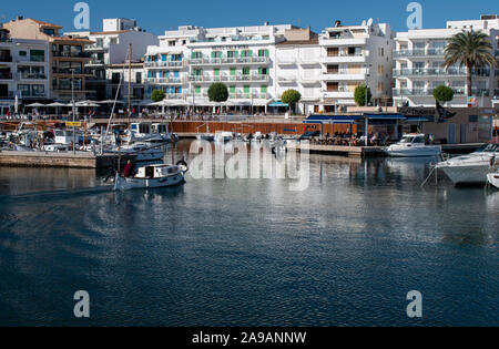 Cala Bona, Majorque, Espagne, le 15 octobre 2019, un petit bateau de pêche de retour au zoom sur la marina de Cala Bona. Banque D'Images